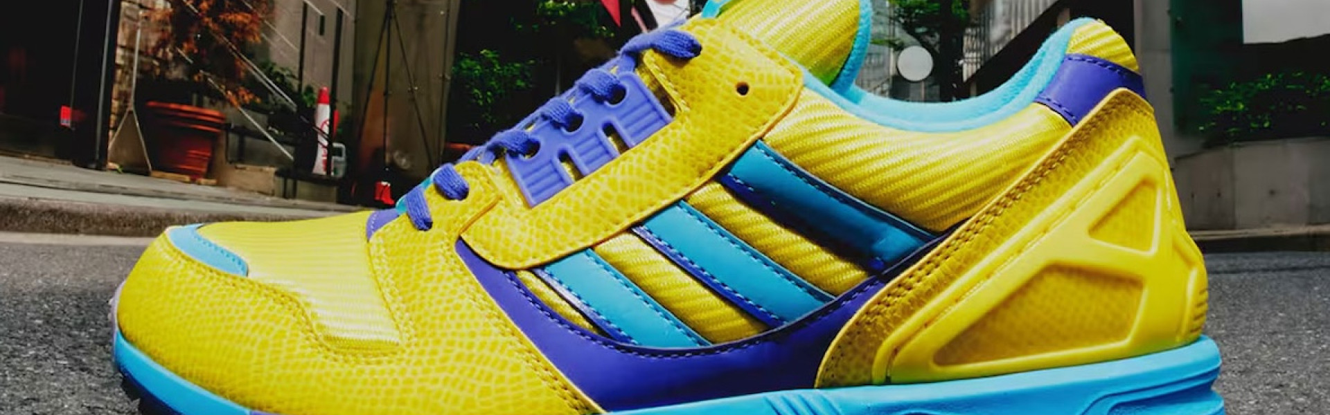 Японский ритейлер atmos выпустил новую версию культовых кроссовок adidas ZX 8000 в рамках своей серии G-SNK — это уже десятый релиз в линейке.